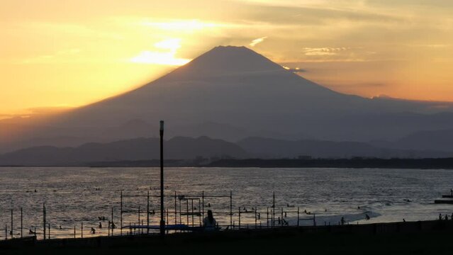 富士山に夕日が沈む瞬間の映像。