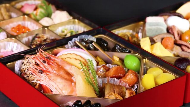 黒背景のおせち料理　回転