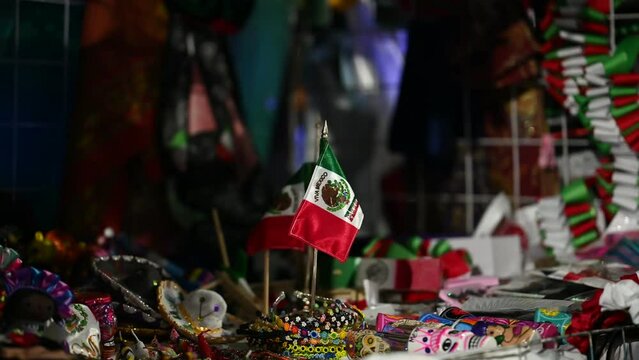 Puesto con decoraci&oacute;nes y bandera de M&eacute;xico