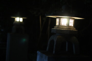 Lâmpada em formato de mini casa, acesa a noite, estilo chinês em uma rua deserta