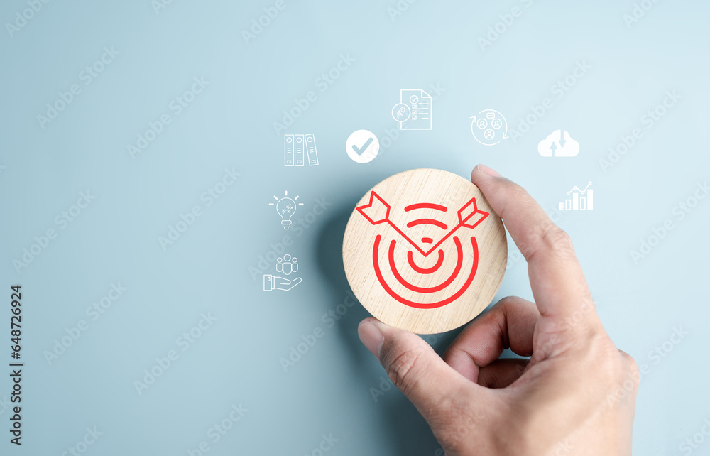 Aufkleber hand holding objective aiming target which for planning development leadership and customer target g