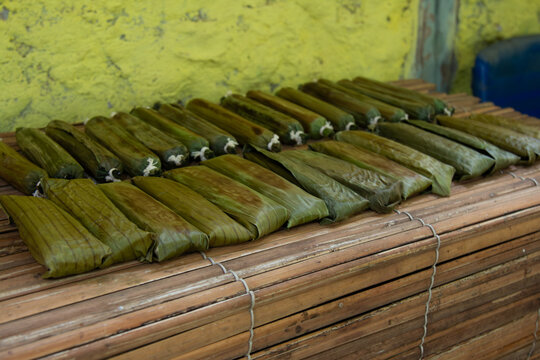 Tapioca and puba cake wrapped in banana straw