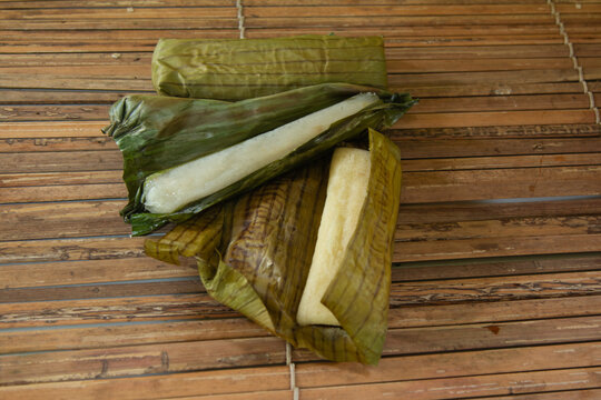 Tapioca and puba cake wrapped in banana straw