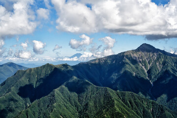 Fototapeta premium 夏の北岳と富士山を眺める