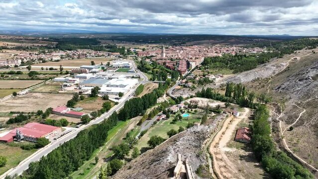 vista a&eacute;rea del castillo de Osma en la provincia de Soria, Espa&ntilde;a