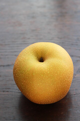 テーブルの上の梨のイメージ