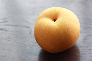 テーブルの上の梨のイメージ