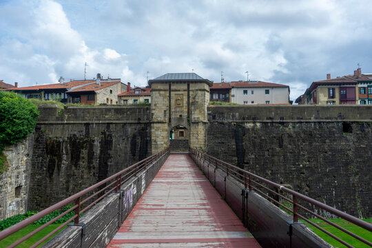 muralla del municipio de Hondarribia en el pa&iacute;s vaco, Espa&ntilde;a