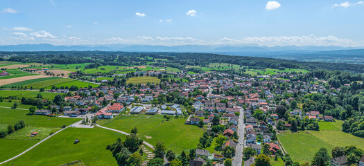 Erling in Oberbayern im Luftbild, Panoramablick über den Ort nahe das Ammersees ins Alpenvorland