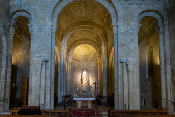 Fototapeta na wymiar interior de la iglesia de San Salvador de Leyre en el monasterio de Leyre, España