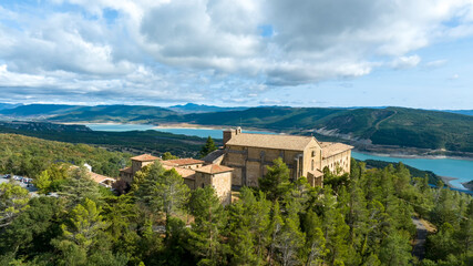 Fototapeta na wymiar vistas aérea del monasterio de Leyre en Navarra, España 