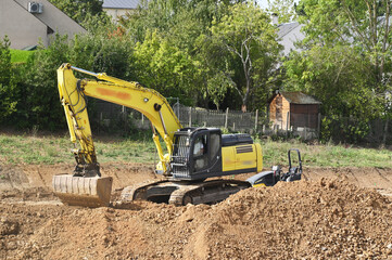 Obraz premium pelleteuse mécanique sur un chantier de terrassement