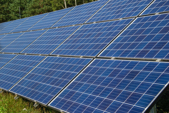 Fotowooltaika panele słoneczne zamontowane na ziemi