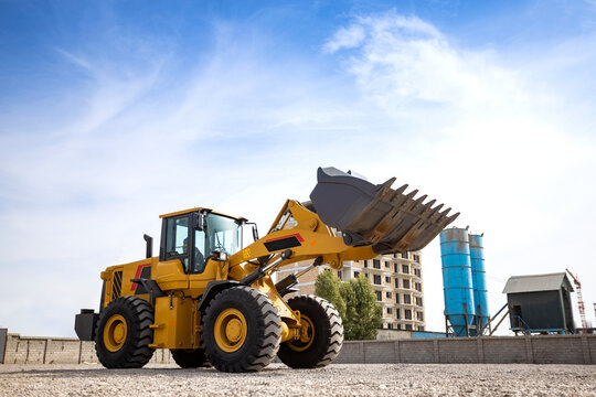 Front wheel loader for use in agriculture and construction