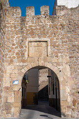 Fototapeta na wymiar Puerta de Berrozana en la antigua muralla medieval de la villa de Plasencia, España
