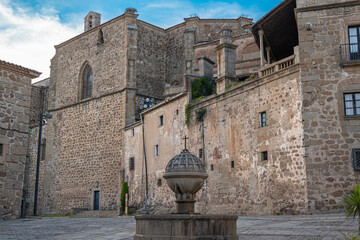Fototapeta na wymiar Vista del palacio de Mirabel y el convento de los Dominicos en la villa de Plasencia, España