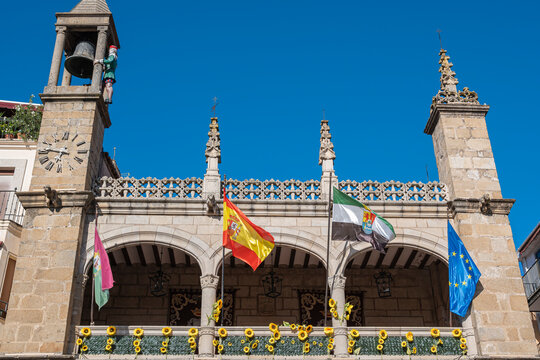 Parte alta de la fachada del ayuntamiento de la villa de Plasencia, Espa&ntilde;a, con campanario y aut&oacute;mata llamado Abuelo Mayorga