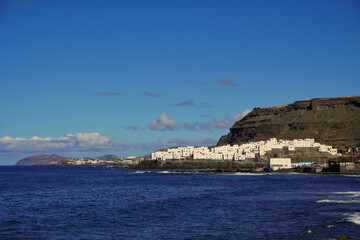 El Roque (Moya, Gran Canaria). It is a coastal hamlet with narrow streets and where you can enjoy one of the best sunsets in the Canary Islands. In the background La Isleta.