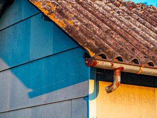 Schmutziges und bemoostes Dach einer ungeheizten Hütte