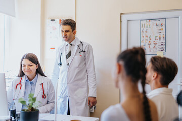 Obraz premium Experienced healthcare professionals providing specialized medical care and examinations in a bustling clinic setting.