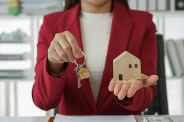 real estate agent Delivering sample homes to customers, mortgage loan contracts. Make a contract...
