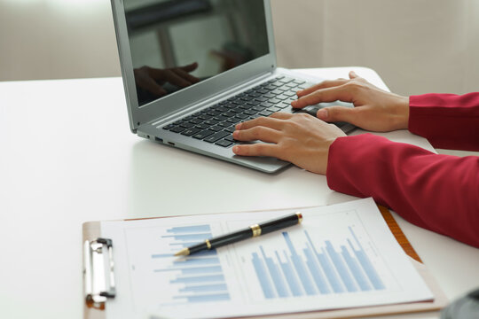 Image of a female manager working using a desktop computer Operations of stock price management companies Statistical analysis, trade data, marketing plans, strategic investment planning for projects.