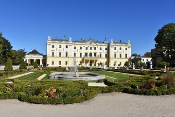 Fototapeta na wymiar Barokowy park i ogród w stylu francuskim, Pałac Branickich w Białymstoku, Podlaskie, Polska, 
