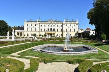 Naklejka premium Barokowy park i ogród w stylu francuskim, Pałac Branickich w Białymstoku, Podlaskie, Polska, 