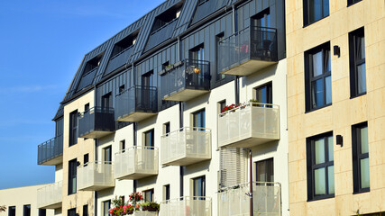 Obraz premium Modern apartment building in a residential area of ​​a city. Contemporary residential building exterior in the daylight. 
