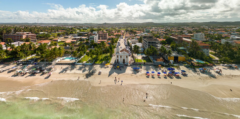 Imagem panorâmica da Praia da Igreja Velha de São Pedro, localizada em Tamandaré, no belo estado de Pernambuco, Brasil