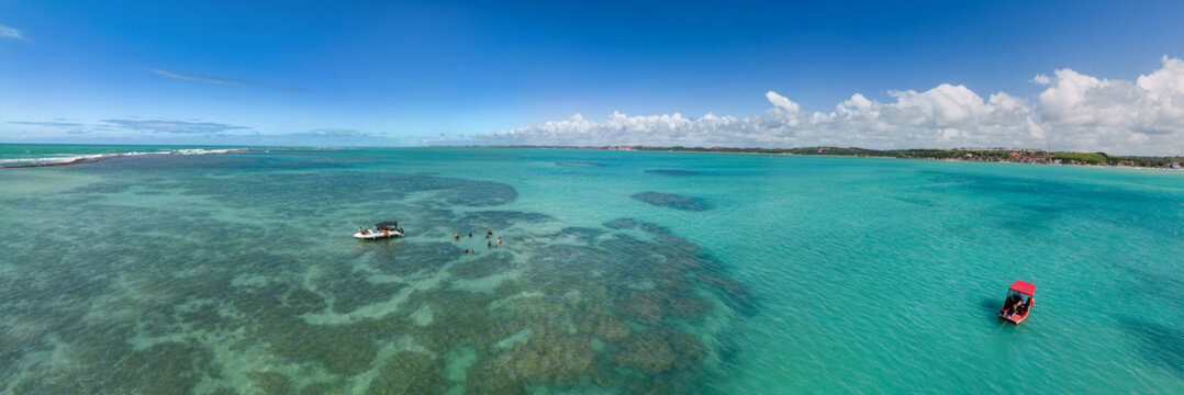 Imagem panor&acirc;mica das deslumbrantes Piscinas Naturais de Maragogi, localizadas no estado de Alagoas, Brasil. Um verdadeiro para&iacute;so tropical