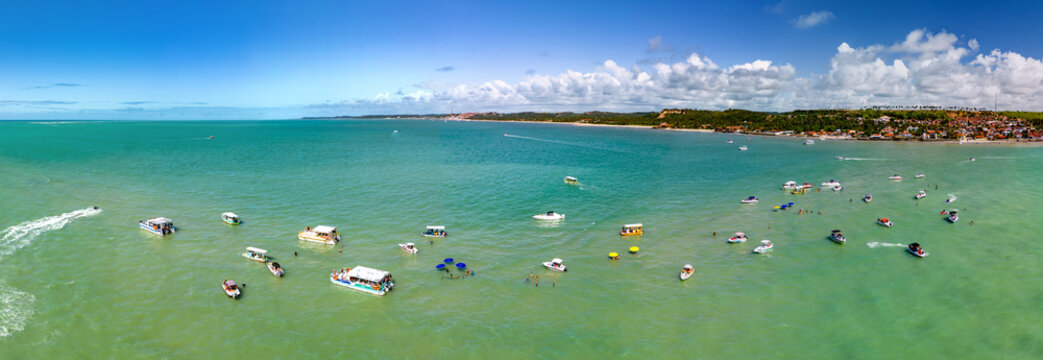 Imagem panorâmica do Caminho de Moisés sob as águas da maré alta, na bela Praia do Antunes, Maragogi, estado de Alagoas, Brasil