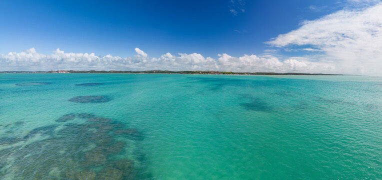 Imagem panorâmica das deslumbrantes Piscinas Naturais de Maragogi, localizadas no estado de Alagoas, Brasil. Um verdadeiro paraíso tropical