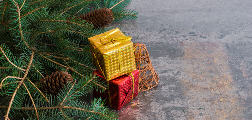 Fondo navideño con piñas, ramas de abeto y adornos coloridos
