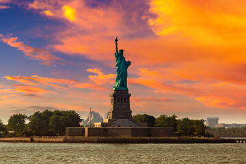 Fototapeta premium Statue of Liberty at sunset