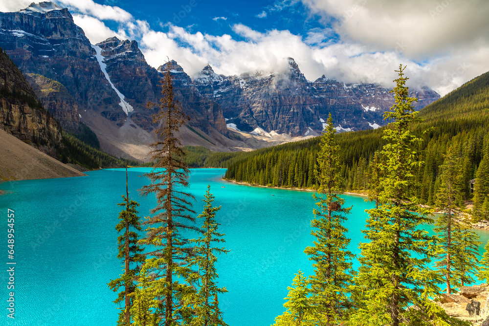 Wall mural lake moraine, banff national park