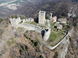 Vista aerea del castello di Carpineti, è un castello medievale che fu di proprietà della contessa Matilde di Canossa  - Reggio Emilia - obrazy, fototapety, plakaty
