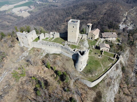 Vista aerea del castello di Carpineti, &egrave; un castello medievale che fu di propriet&agrave; della contessa Matilde di Canossa  - Reggio Emilia