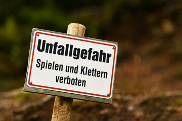 Schild Unfallgefahr Spielen und Klettern verboten
