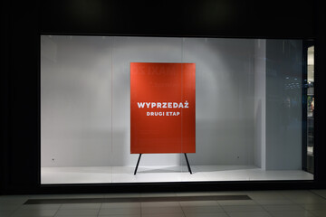 napis wyprzedaż na witrynie sklepu na czerwonym tle  © FOTOWAWA