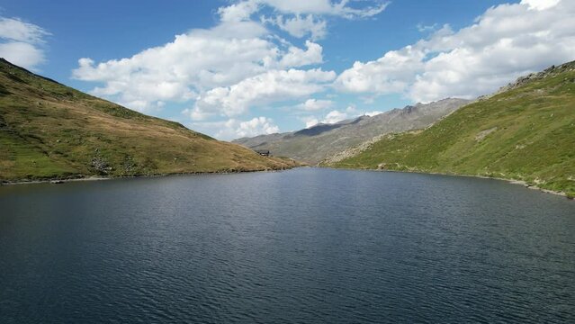 Vue a&eacute;rienne drone survol du lac du Lou pr&egrave;s des Menuires au coeur des Aples en France. Paysage pour illustration