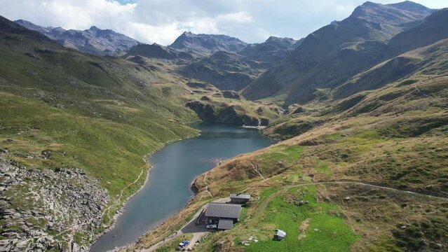 Vue a&eacute;rienne drone survol du lac du Lou pr&egrave;s des Menuires au coeur des Aples en France. Paysage pour illustration