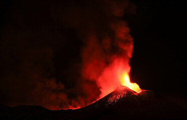 Vulcano Etna durante un eruzione con esplosione di lava dal cratere © Etna ·REC Attivo
