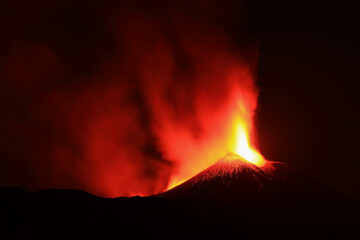 Vulcano Etna durante un eruzione con esplosione di lava dal cratere © Etna ·REC Attivo