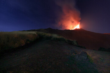 Etna - panorama di notte e cielo stellato durante l' eruzione con calde luci suggestive