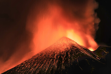 Cratere Etna in eruzione in primo piano durante suggestiva notte con lava incandescente ed...