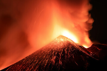  Etna - eruzione di lava di notte  dal cratere con sfondo nero in primo piano ed emissione di cenere e fumo