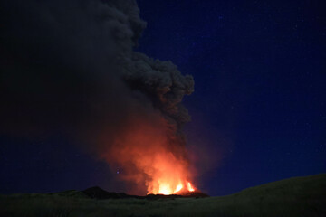 Etna - suggestiva eruzione di notte con grandi emissioni di cenere nel cielo notturno dal cratere...