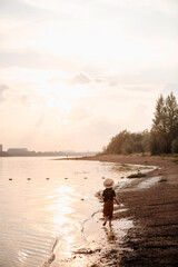 Obraz na płótnie Canvas the boy's summer travels on the river