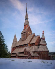 Gordijnen Harzer Stabkirche bei winterlicher Schneelandschaft © Steffen